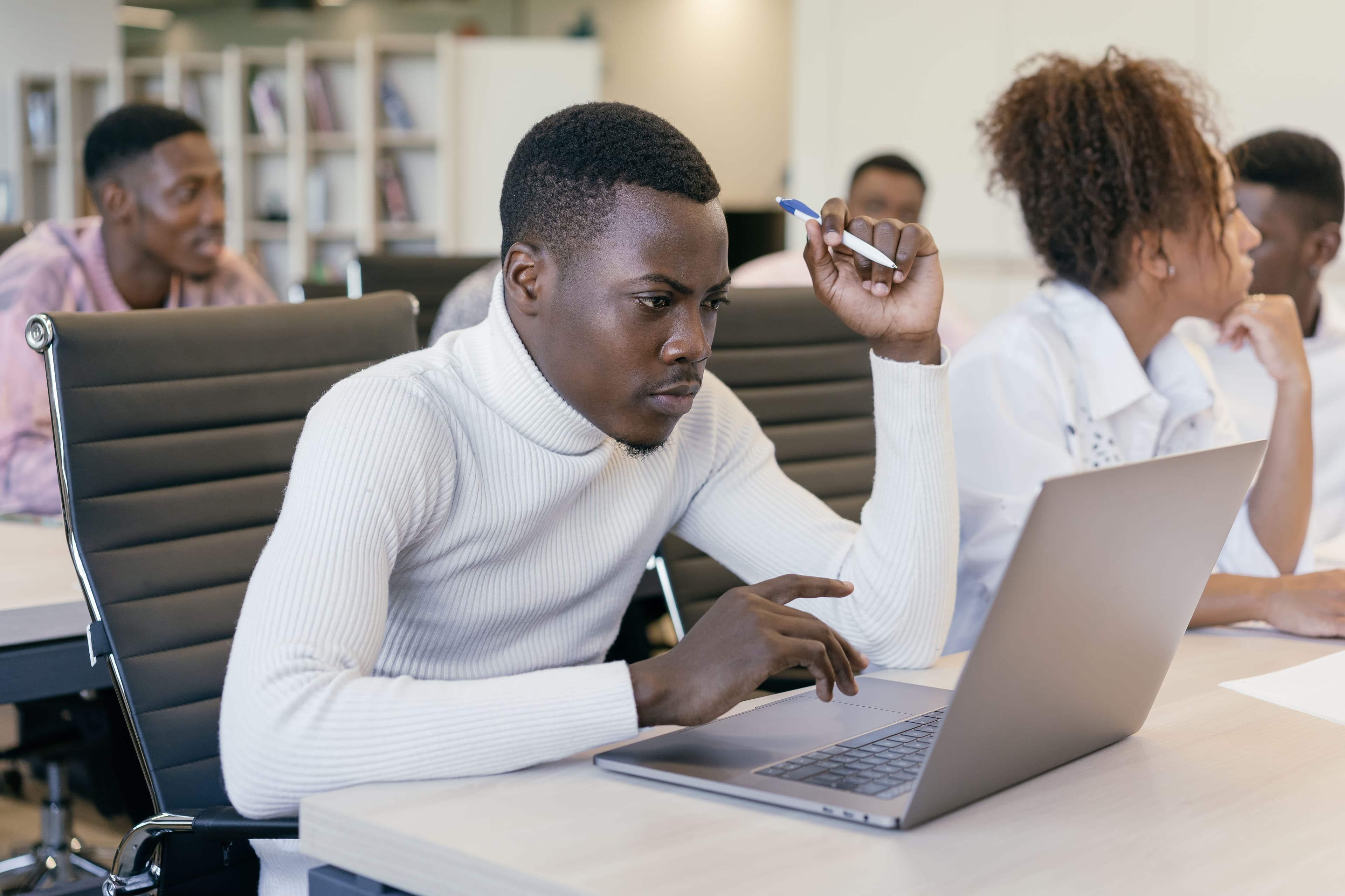 Étudiant concentré en formation professionnelle